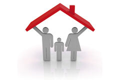 Deducción por vivienda habitual en 2013 Una familia sujetando un tejado rojo