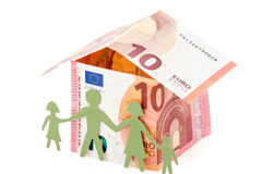Impuesto sobre la Renta de las Personas Físicas: Retenciones e ingresos a cuenta Familia de papel rodeando casita hecha con billetes de euros