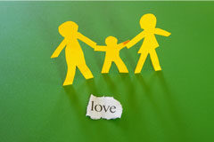 La mediación familiar intrajudicial La figura recortada de una familia en papel