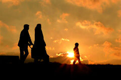 Bofetadas que pueden salir caras Una familia de paseo al atardecer
