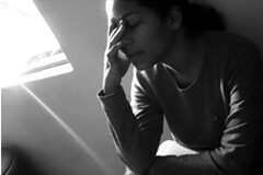 Fibromialgia, la enfermedad invisible. ¿causa de incapacidad permanente absoluta? Persona sentada con síntomas de dolor