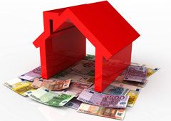 Distintos billetes de euro y encima la figura de una casa roja