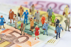 Medidas “populares” y descuadres presupuestarios Billetes de 50,100 euros y encima fuiguras de distinta gente