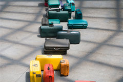 Un pequeño paso, aunque insuficiente, en la regulación de equipaje Una fila formada por maletas