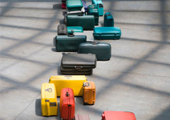 Una fila formada por maletas