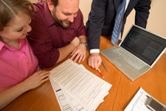 ¿Es válido el Convenio firmado por los representantes de dos centros de trabajo, cuando además se va a aplicar a trabajadores de distintos centros? Dos personas firmando un contrato.