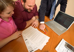 Dos personas firmando un contrato.