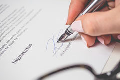 4 pasos para reclamar una infracción laboral Una persona firmando un documento