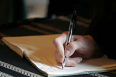 ¿Puede Hacienda embargar bienes inmuebles por deudas con los impuestos? Una persona firmando un documento