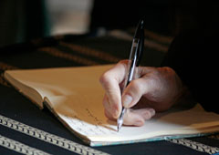 Una persona firmando un documento