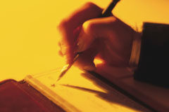 El valor extintivo y liberatorio del finiquito según reciente jurisprudencia del Tribunal Supremo Una mano con un bolígrafo firmando un documento.