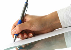 Una mano escribiendo sobre un documento