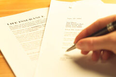 Reclamos a aseguradoras que rechazan abonar seguros de vida Firmando unos documentos