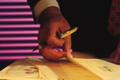 Las sociedades de Capital ya tienen existencia legal Una mano sosteniendo un boli y pasando papeles