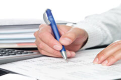 La Directiva de intermediarios fiscales y el concepto de abuso fiscal Documentos y manos con bolígrafo