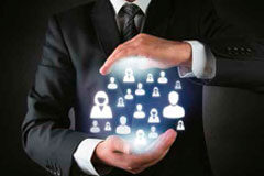 A vueltas con las transferencias internacionales de datos: actualidad y seguridad jurídica Siluetas de personas entre dos manos