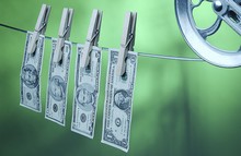 Pagarés delictivos Billetes de dólar agarrados con unas pinzas