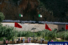 Abrirse a nuevos mercados: ¿por qué no Argelia? Gente parada cerca de un puesto fronterizo en el lado argelino de la frontera entre Marruecos y Argelia en el noreste de Marruecos.