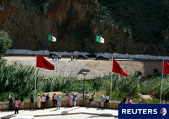 Gente parada cerca de un puesto fronterizo en el lado argelino de la frontera entre Marruecos y Argelia en el noreste de Marruecos. Gente parada cerca de un puesto fronterizo en el lado argelino de la frontera entre Marruecos y Argelia en el noreste de Marruecos.