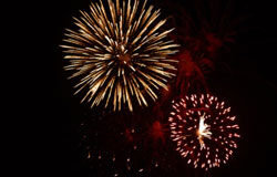 El Supremo condena a los padres de un niño herido por un petardo por no vigilarle Fuegos artificiales explotando en el cielo.