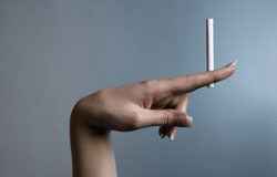 El Supremo deja fumar en locales riojanos de hostelería Una mano mostrando un cigarro encendido.