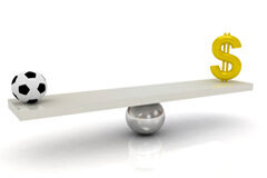 Las normas federativas y las concursales Balanza con un balón y el símbolo del dólar