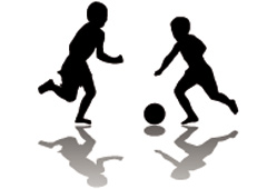 Silueta de dos niños jugando a fútbol