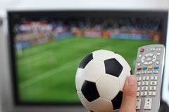 Fútbol, bares y estado de alarma Una televisión, un balón y un mando.