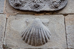 A Coruña deberá devolver el título de hijo predilecto de la ciudad a Millán Astray Fachada de piedra con la concha del Camino de Santiago, Galicia.