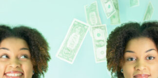 ¿Inducen al error dos marcas similares? Dos gemelas sonriendo porque caen billetes de dólar del cielo.