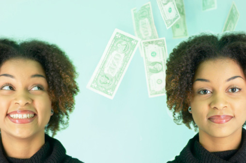 Dos gemelas sonriendo porque caen billetes de dólar del cielo. Dos gemelas sonriendo porque caen billetes de dólar del cielo.