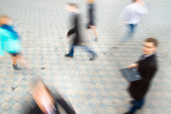 Un apodo no hace identificable a la persona Un foto borrosa de gente por la calle