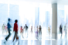 El Parlamento redefine el concepto de “persona” La foto difumanda donde se ve gente andando