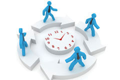 La coordinación de actividades empresariales: una visión sencilla y práctica Varios muñecos girando sobre la esfera de un reloj