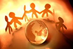 La ley aplicable en contratos de agencia internacional con agente español Una bola del mundo rodeada por siluetas.