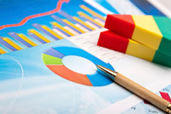 Estrategias y preparación de las juntas generales de accionistas Unos gráficos y un bolígrafo.