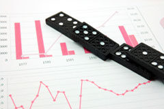 Irregularidades contables en un concurso de acreedores Un hoja con gráficos y unas fichas de dominó