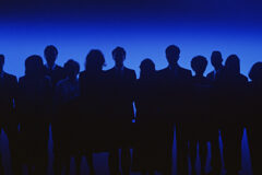 Grupo de sociedades, confusión de patrimonios y concurso Sobre un fondo azul un grupo de mujeres y hombres