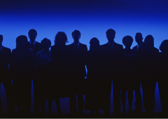 Sobre un fondo azul un grupo de mujeres y hombres