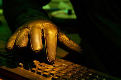 Nace la Fiscalía de Criminalidad Informática Una mano con un guante tocando un teclado