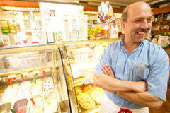 Algunas cuestiones novedosas sobre el Régimen de Protección Social de los Trabajadores Autónomos Un trabajador delante de su puesto de helados.