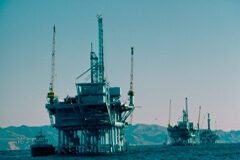 La nueva ley de hidrocarburos: modificaciones y novedades Plataforma de perforación de petróleo en el Mediterráneo