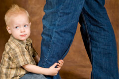 “Una normativa nueva que refuerza el vínculo de los hijos con los padres” Niño agarrando la pierna de su padre