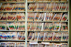 ¿Puede accederse al historial clínico de un fallecido? Historiales en una estantería.