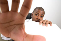 ¿Cuál es la competencia para impugnar determinadas resoluciones del Consejo Superior de Deportes? Un hombre sosteniendo en una mano un documento y con la otra haciendo la señal de 'stop'