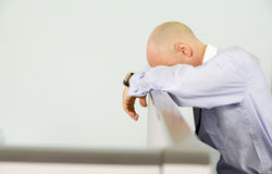 Partida de bacarrá: perdió 39 millones de pesetas Un hombre apoyado en una mampara cabizbajo