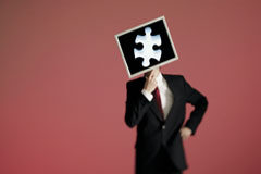 ¿Existe algún motivo de exoneración de responsabilidad objetiva de los administradores sociales? Un hombre con una pieza de puzzle por cabeza.