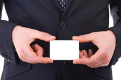 Decisión unilateral de la empresa de modificar las dietas del convenio Una persona con una tarjeta en sus manos