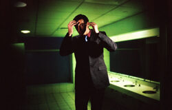 El Supremo no aprecia intromisión en el honor de José Ramón Saiz por la COPE Un hombre tapándose la cara.