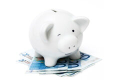 Ahorrar impuestos vendiendo acciones Hucha con billetes